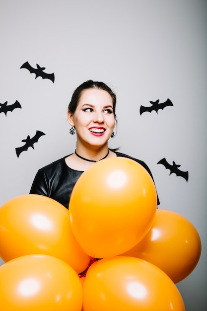 Foto gratuita mujer alegre con la decoración de halloween