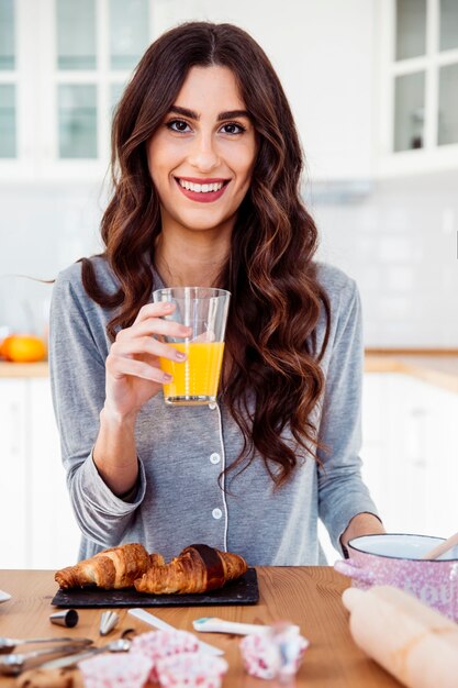 Foto gratuita mujer alegre desayunando