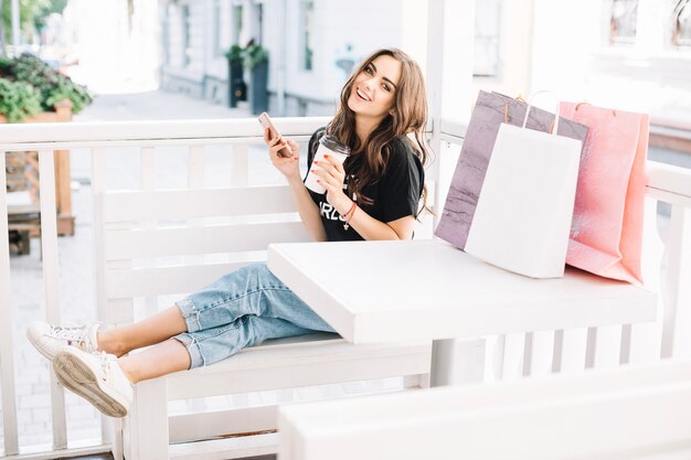 Mujer alegre después de ir de compras