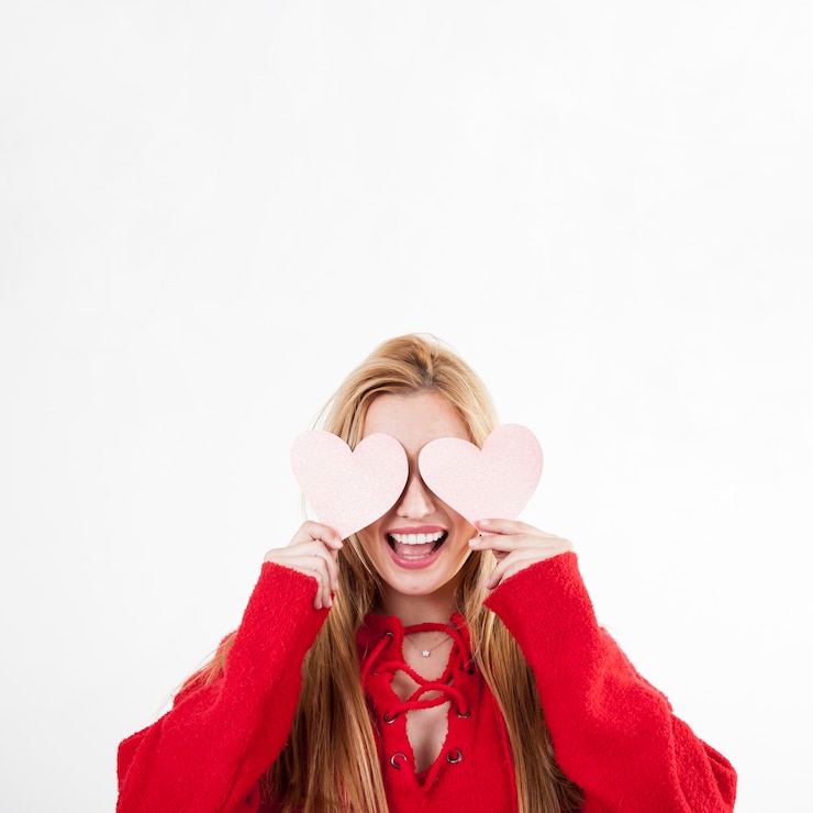 Foto gratuito mujer alegre divirtiéndose con corazones