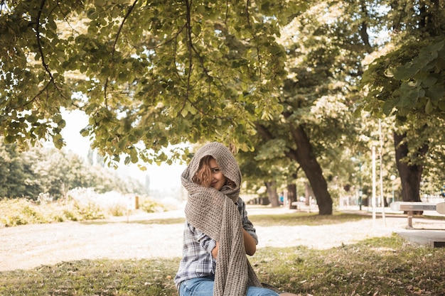 Foto gratuita mujer alegre envolviendo en bufanda