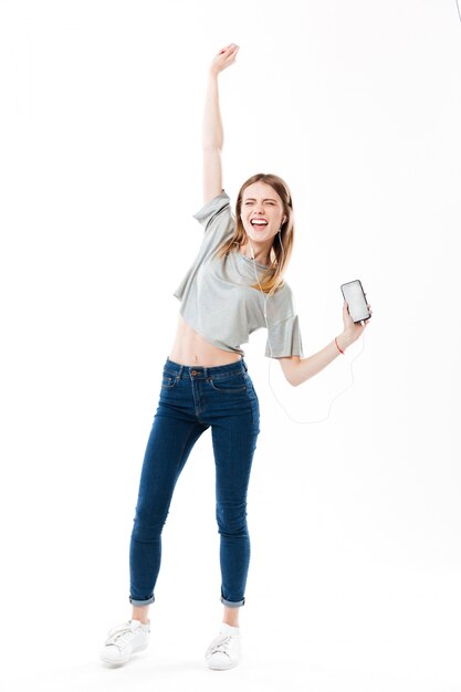 Mujer alegre escuchando música y bailando