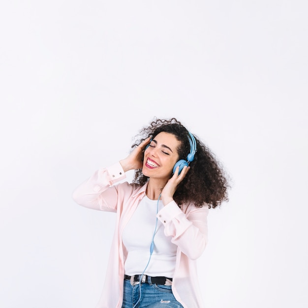 Mujer alegre escuchando música