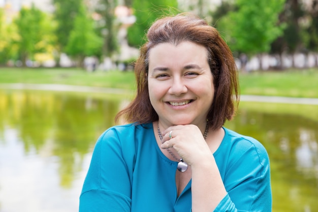 Mujer alegre feliz disfrutando el fin de semana