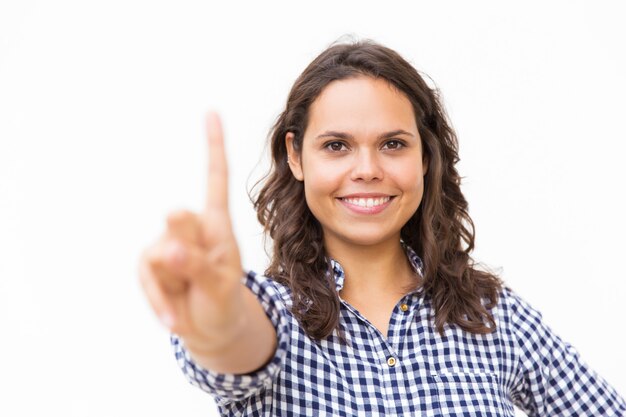 Mujer alegre feliz tocando el tablero de cristal