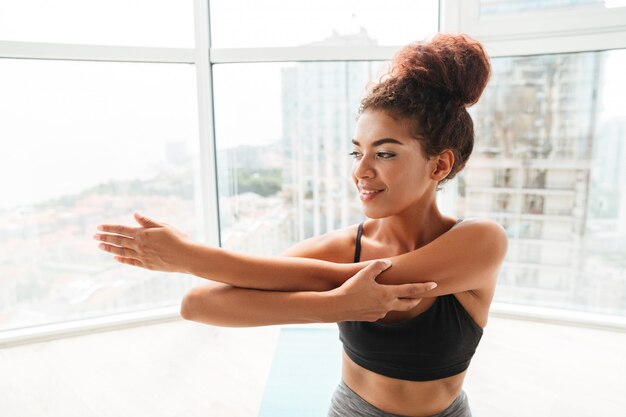 Mujer alegre fitness haciendo ejercicio de yoga