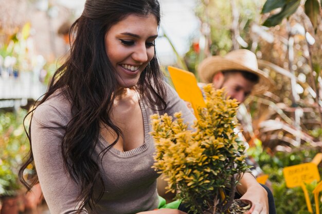 Mujer alegre con flores amarillas