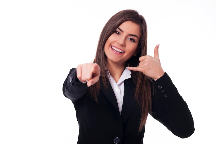 Foto gratuito mujer alegre gesticulando "llámame"