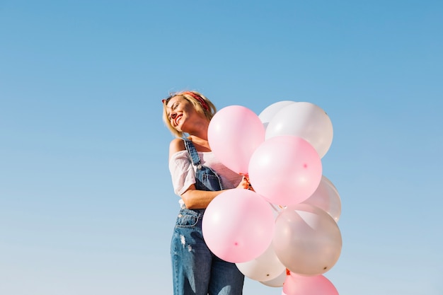 Mujer alegre con globos
