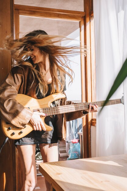 Mujer alegre con guitarra