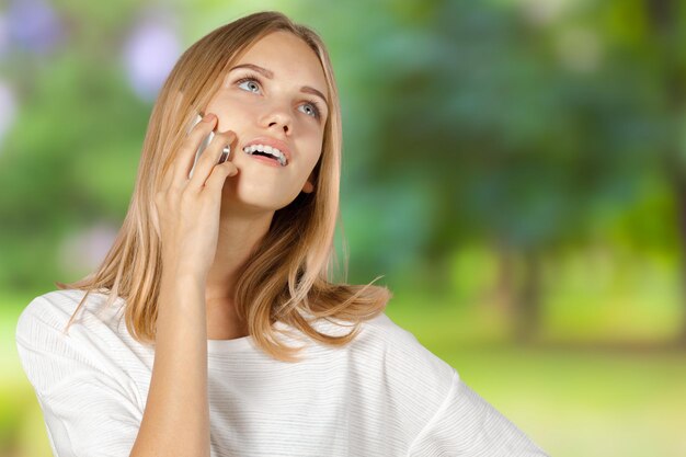 Mujer alegre hablando por teléfono aislado