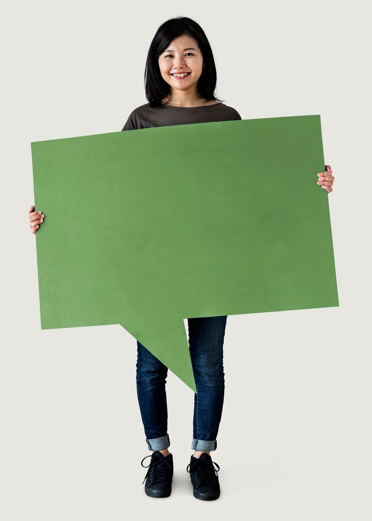 Foto gratuito mujer alegre con icono de burbujas de discurso