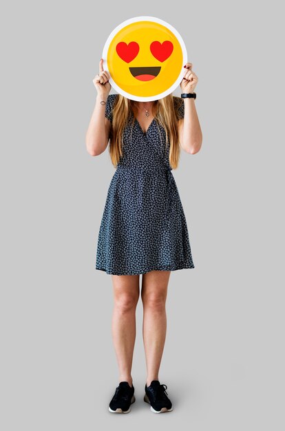 Mujer alegre con icono de emoticon