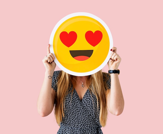 Mujer alegre con icono de emoticon