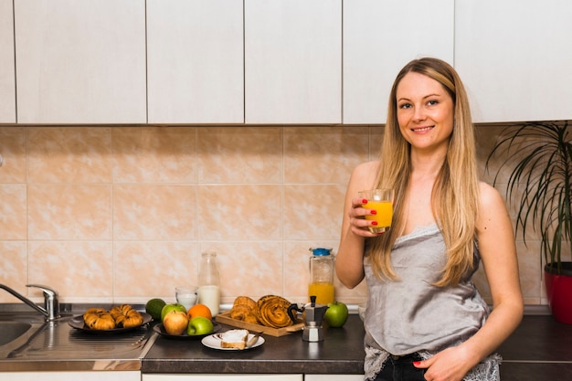 Foto gratuita mujer alegre con jugo