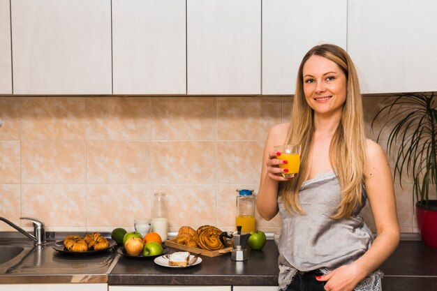 Mujer alegre con jugo