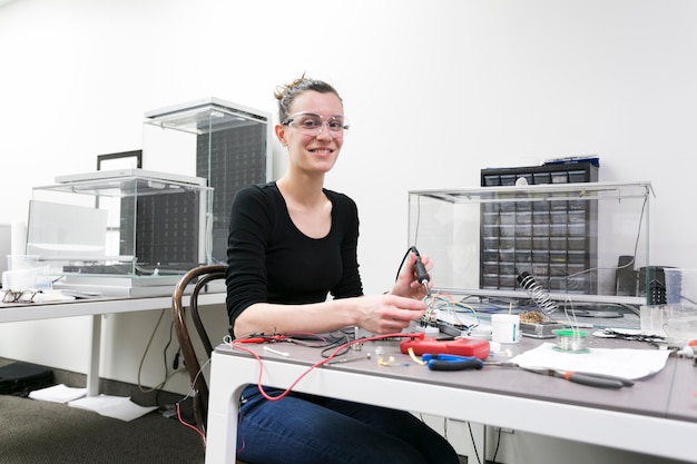 Mujer alegre en laboratorio técnico