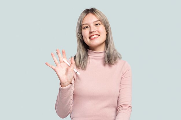 Mujer alegre con un lápiz