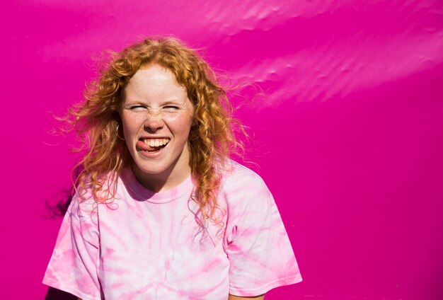 Mujer alegre con lengua afuera