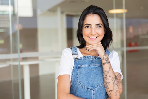 Mujer alegre con la mano en el mentón