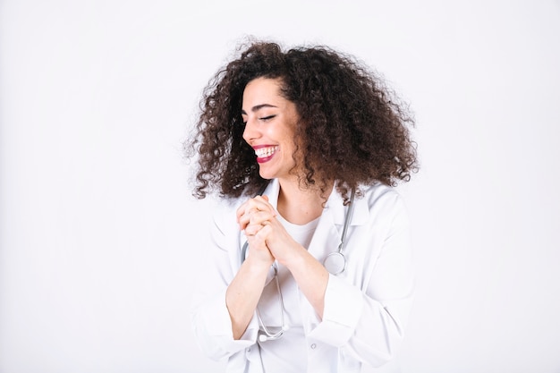 Mujer alegre con las manos juntas