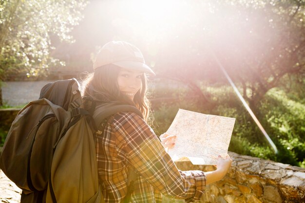 Mujer alegre con mapa