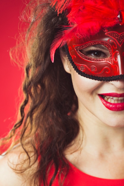 Mujer alegre en máscara roja
