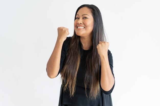 Mujer alegre de mediana edad celebrando el éxito