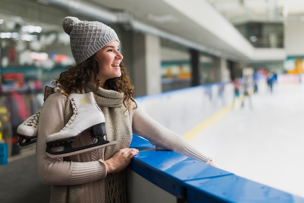 Mujer alegre mirando el anillo de patinaje