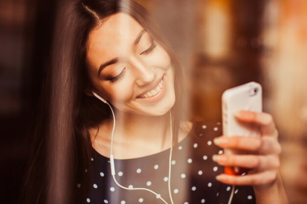 Mujer alegre mirando su móvil