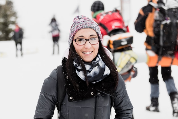 Mujer alegre en la naturaleza de invierno