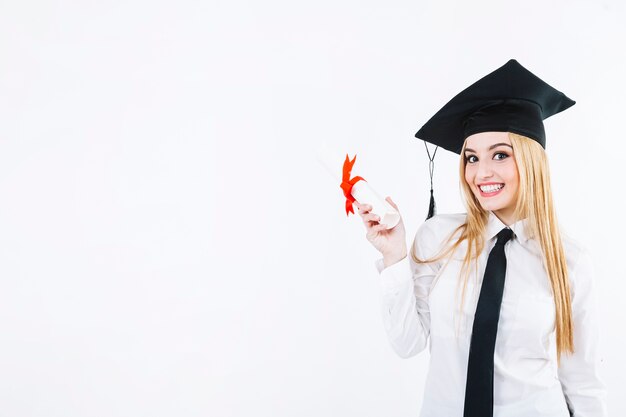 Mujer alegre con papel de diploma