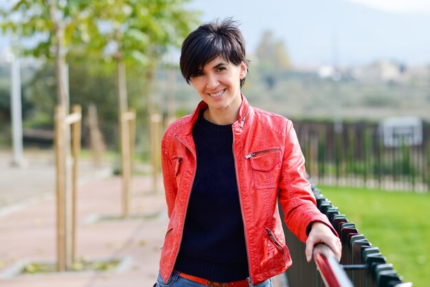 Mujer alegre con pelo corto y chaqueta roja