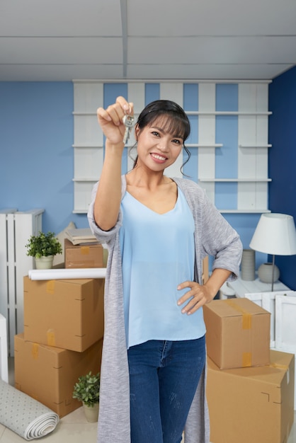 Mujer alegre en piso nuevo