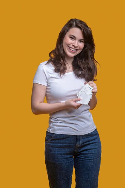 Mujer alegre posando para la cámara antes de enviar su correo