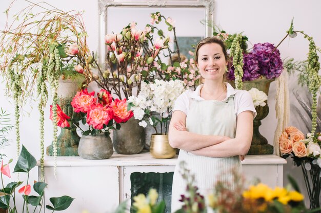 Mujer alegre posando cerca de flores