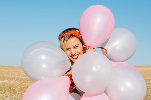 Mujer alegre posando con globos