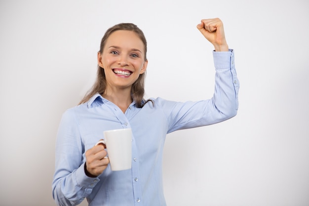Foto gratuita mujer alegre que celebra éxito y que bebe té