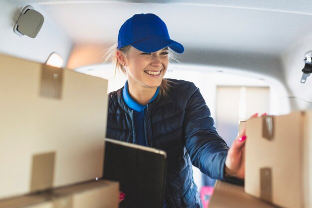 Mujer alegre que entrega el correo