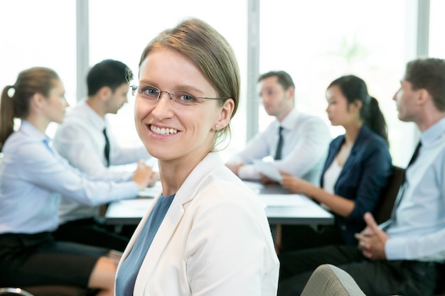 Mujer alegre que es parte de la comunidad empresarial