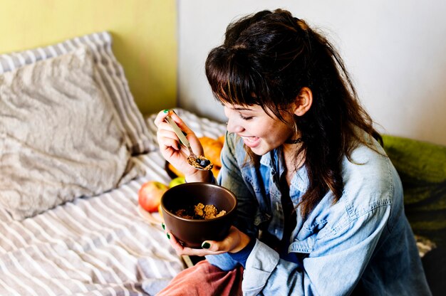 Mujer alegre que tiene desayuno sano