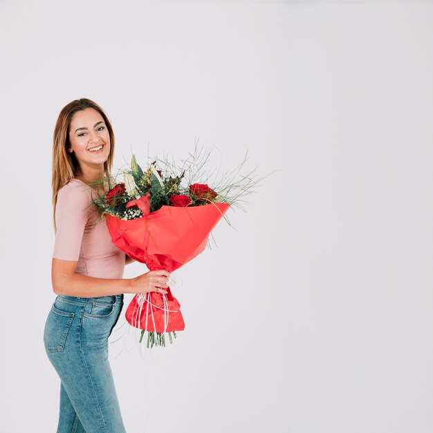 Mujer alegre con ramo de flores