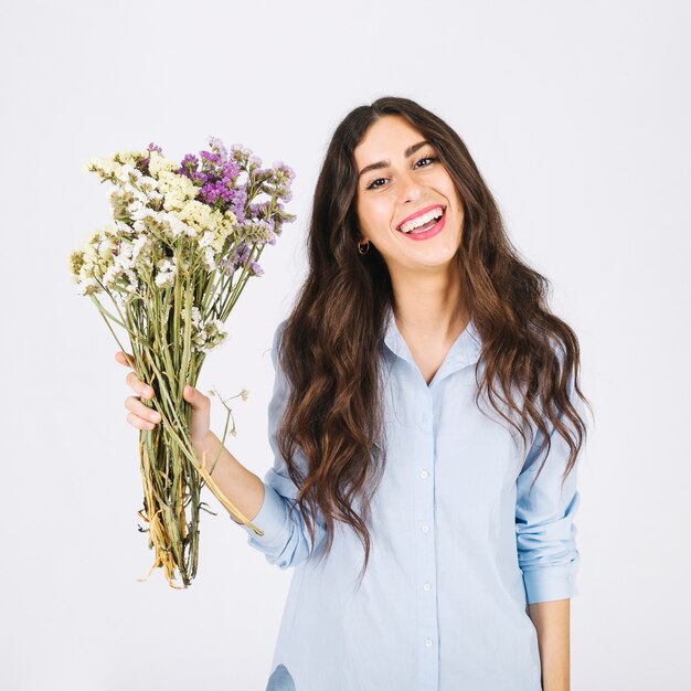 Mujer alegre con ramo de flores