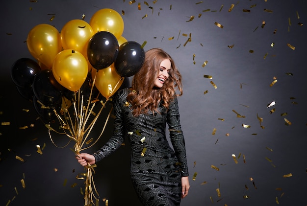 Mujer alegre con ramo de globos