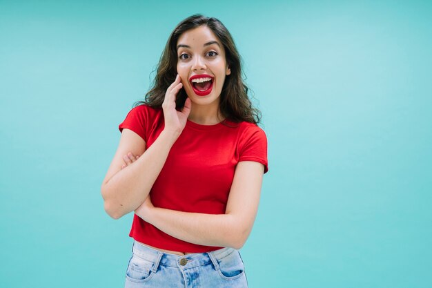 Mujer alegre riéndose y posando