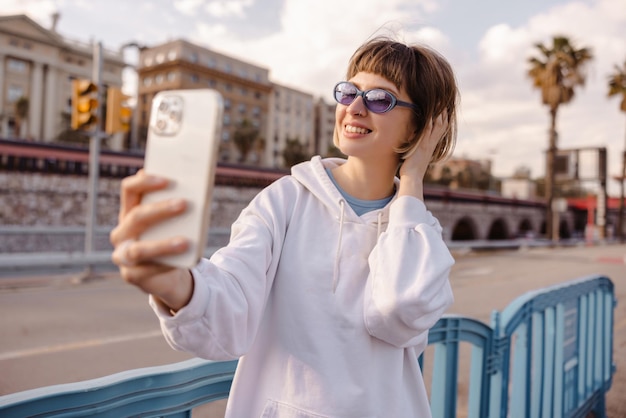 Mujer alegre sonriendo al teléfono