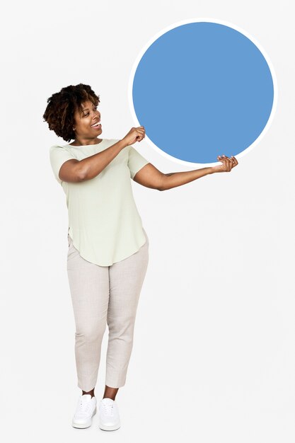 Mujer alegre sosteniendo un círculo azul en blanco