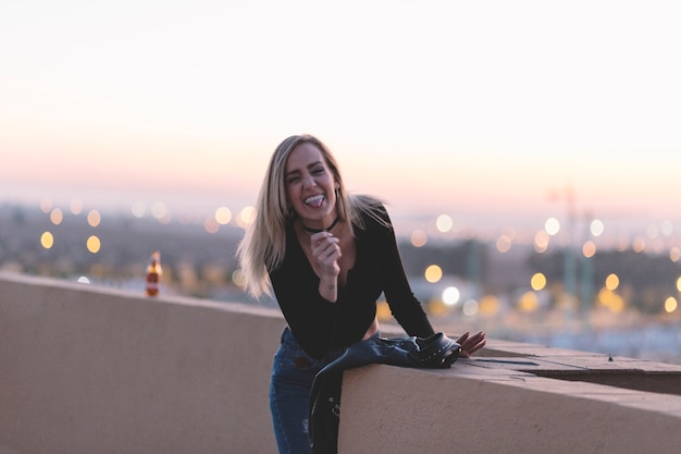 Foto gratuita mujer alegre en el techo