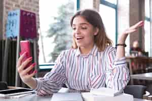 Foto gratuita mujer alegre con teléfono móvil