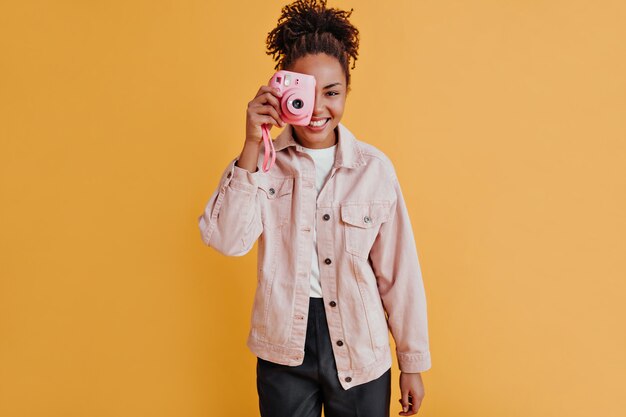 Mujer alegre tomando fotos